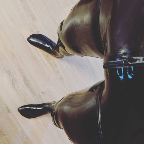 rubberkai:Comfy shiny feet! Had a great time hanging with...