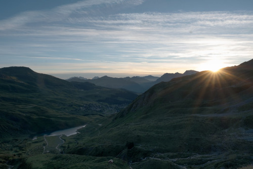 ursbornhauser:First rays of light whilest the valley still...