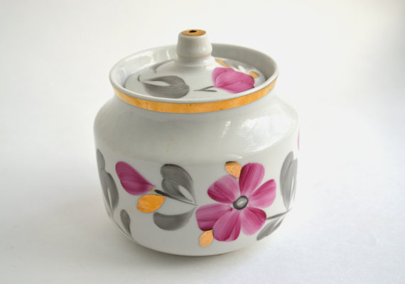 Vintage sugar bowl with lid 1980s, Verbilki porcelain works
Listed on Etsy: http://ift.tt/2iXDGWb