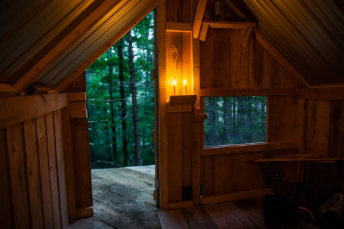 purebushcraft:treehauslove:Treehouse in Quebec. A perfectly...