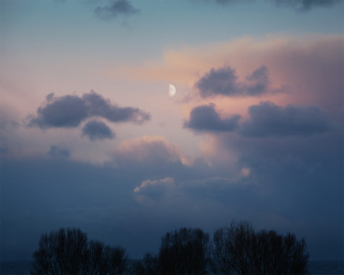 escapekit:Moments With the MoonNorway-based...