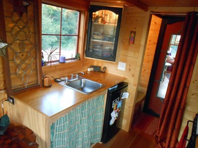 smallhomeideas:<br /><br />http://tinyhouseswoon.com/mighty-micro-house/<br />