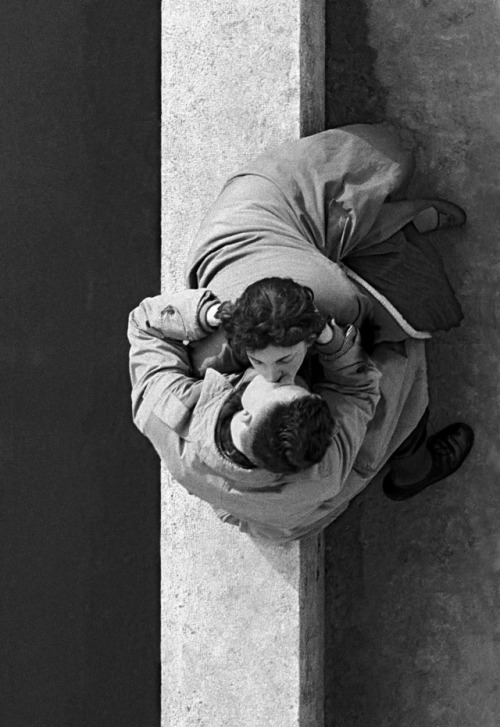 wehadfacesthen:Les amoureux du Quai du Louvre, Paris, 1955,...