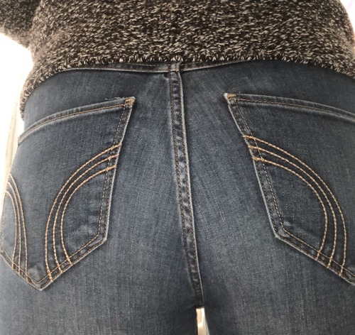 misshollister:High rise hollister jeans are so form fitting.