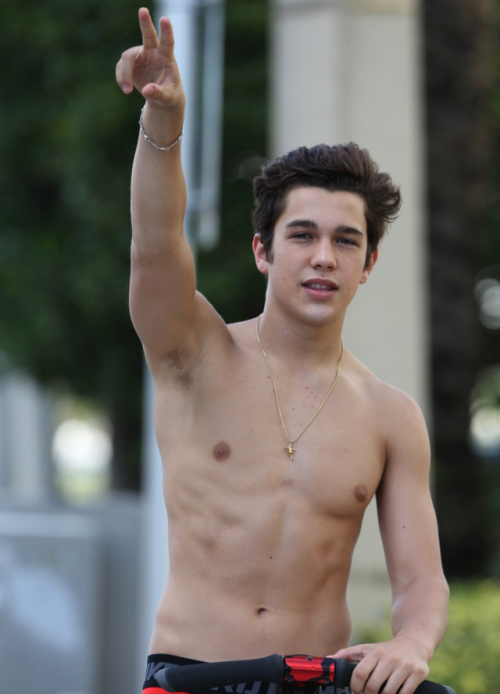 malecelebsandporn:Austin MahoneQuiero chuparsela a este wey