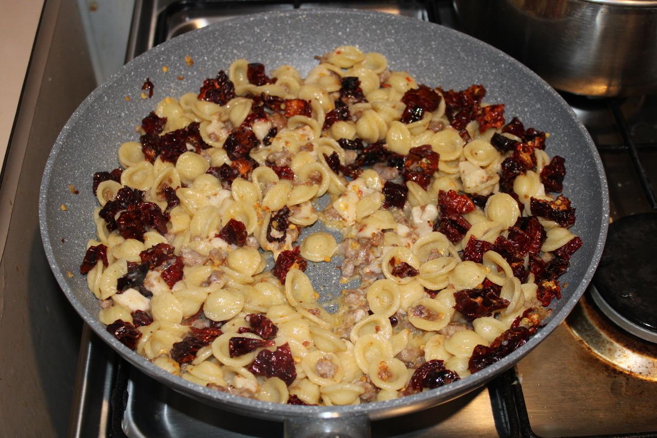 Maccheroni con peperoni cruschi e salsiccia - Blog Rosso Magic Cooker