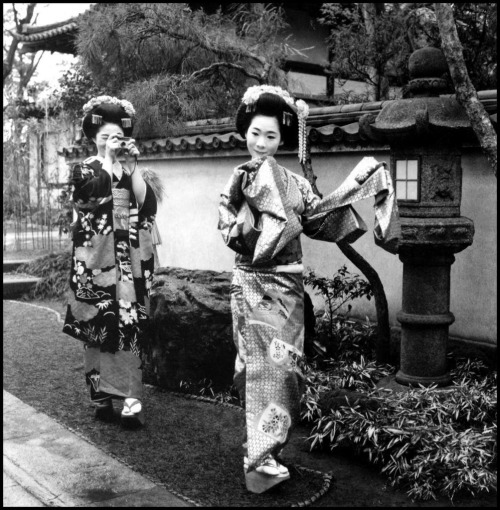 A SHUTTERBUG MAIKO in JAPAN – A Pretty Scene along the TOKAIDO in the Spring of 1970 (by Okinawa Soba)