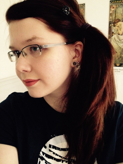 selfie blogger face plugs girl brunette glasses lipstick stretched ears