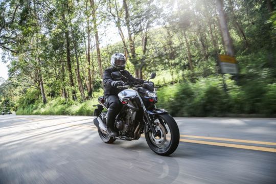 Honda CB 500F 2020 vista de frente