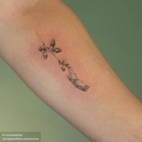 By Comotattoo, done in Seoul. http://ttoo.co/p/32845 flower;small;single needle;animal;bird;como;facebook;nature;twitter;inner forearm