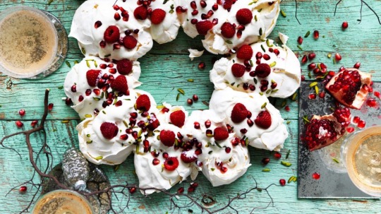 Light Meringues with Pistachio and Pomegranate 