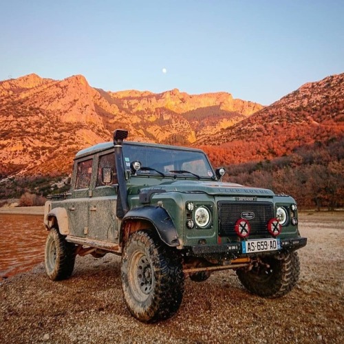 landroverphotoalbum:The Defender 110 Crew Cab in magnificent...