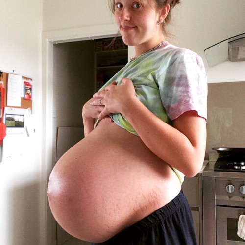 anni3way:lizzeeborden:Pregnant bellies fit to burst!!!I. 