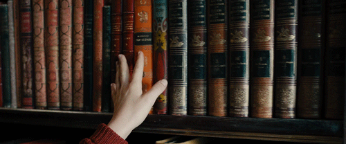 Elle fera une découverte étonnante dans la bibliothèque de l’hôtel. She’ll find an astonishing thing in the library of the hotel.