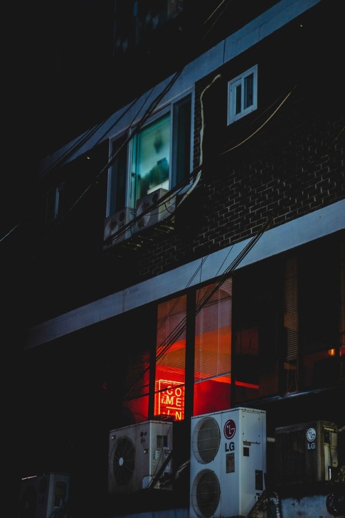 neon minimal night lights photography street photography photo cyberpunk aesthetic cyberpunk aesthetic vaporwave vaporwave aesthetic outrun outrun aeshtetic