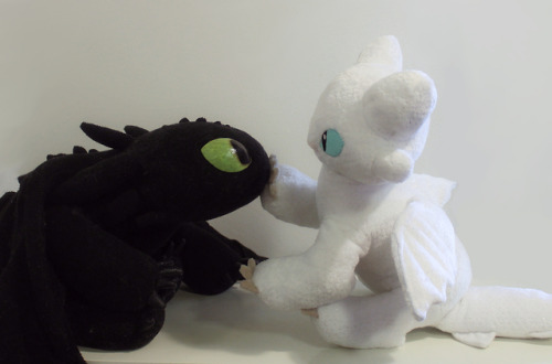 Baby Light Fury meeting a Night Fury!Baby Light Fury is made by...