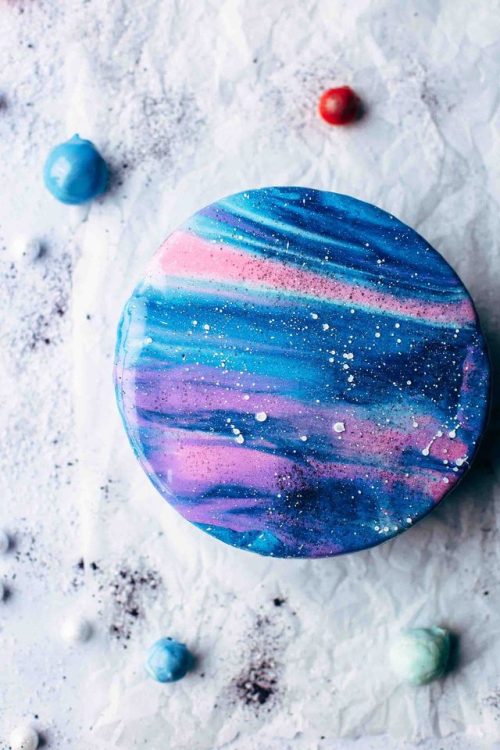 sweetoothgirl:MIRROR GLAZE GALAXY CAKE