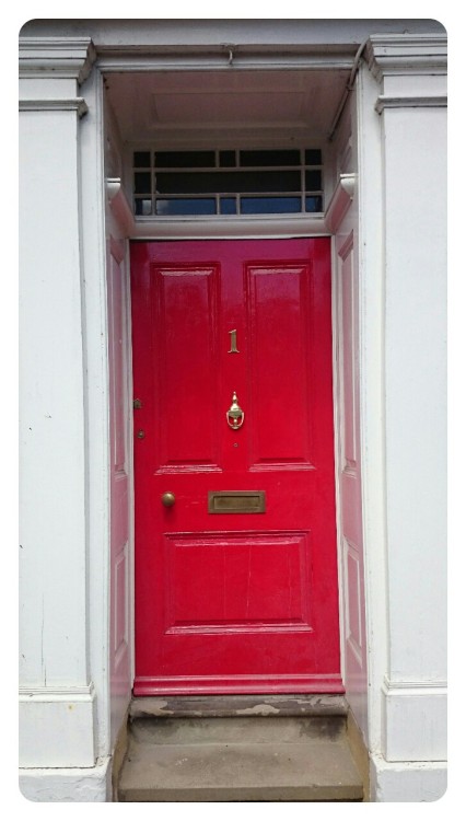 Red front doors, UK It takes courage to live with... - Design maketh me