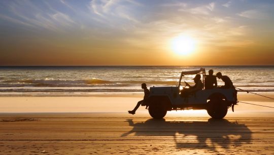 Projeto de Lei da Câmara quer tirar os carros da praia e criar espaço fora da areia, prevendo multa para motorista que desobedecer.