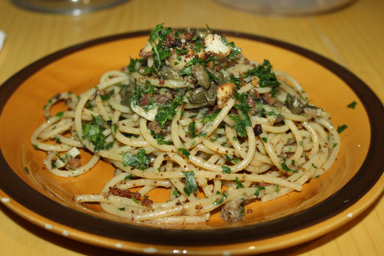 Spaghetti integrali con acciughe, prezzemolo e briciole - Casa di Vita