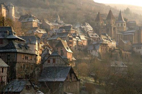 leradr:Conques (Concas in occitan) is a commune in...