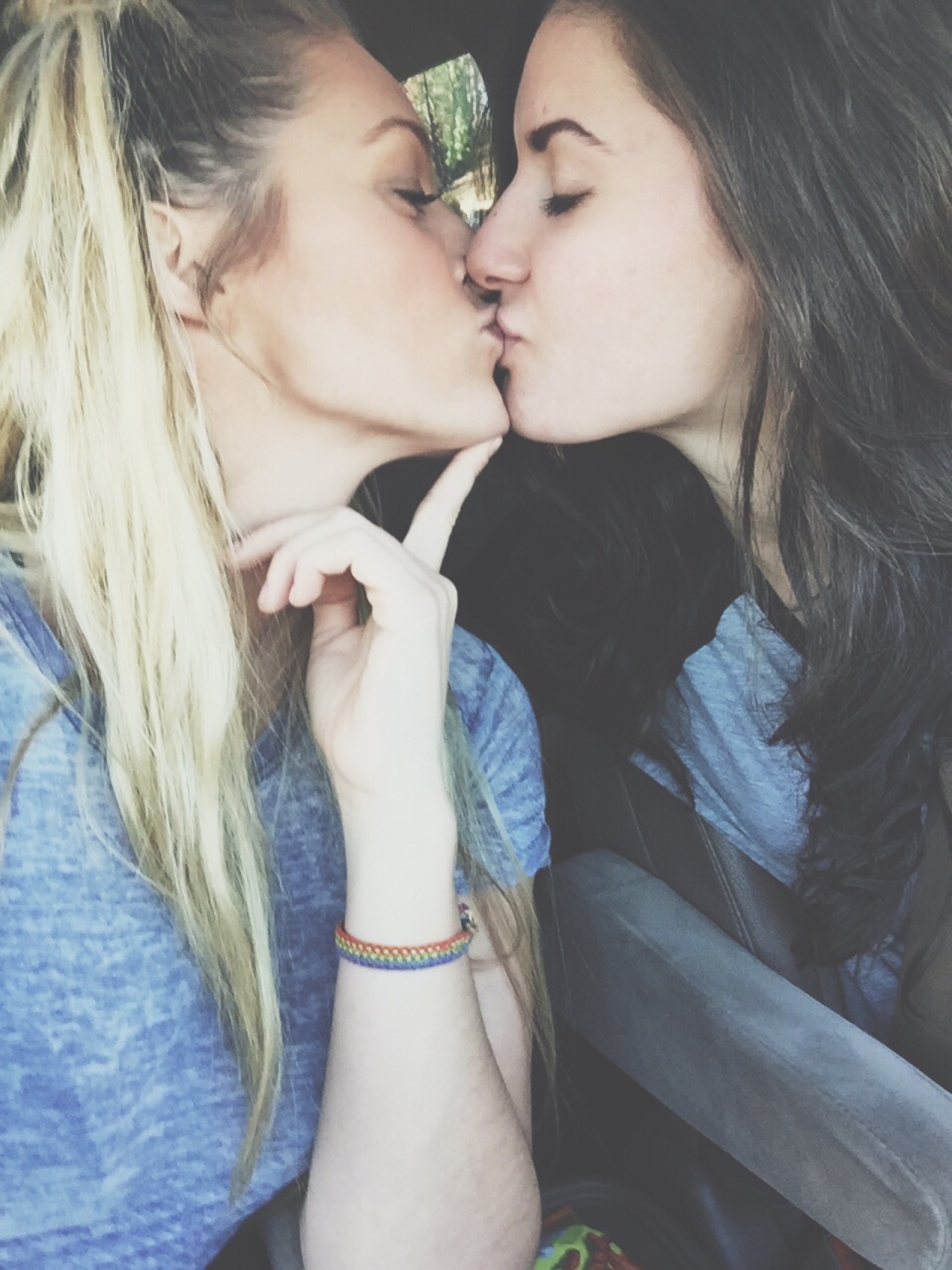 Включи как девушки сосутся. Поцелуй девушек. Девушки целуются. Девушка целует девушку. Две девушки целуются.