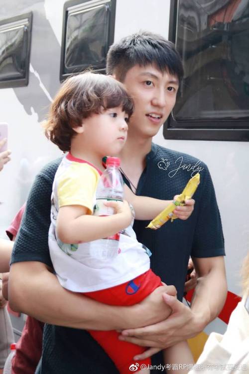 yuzhousky:[Part 2][180729] Baby HaoHao visiting JINGYU gege at...