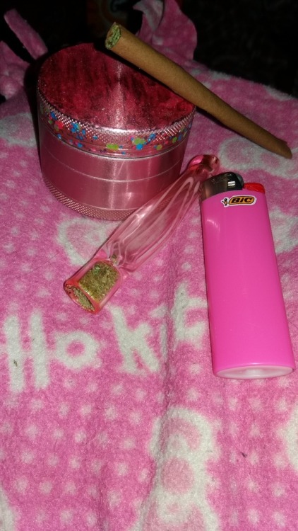 abrokencoorslightbottle:All Pink Everything