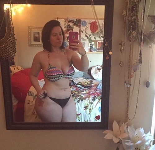 thatassheavy25:This thick white girl heavy approved...