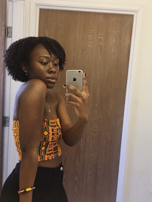 blackgirlsreverything:Just a regular shemgular african...