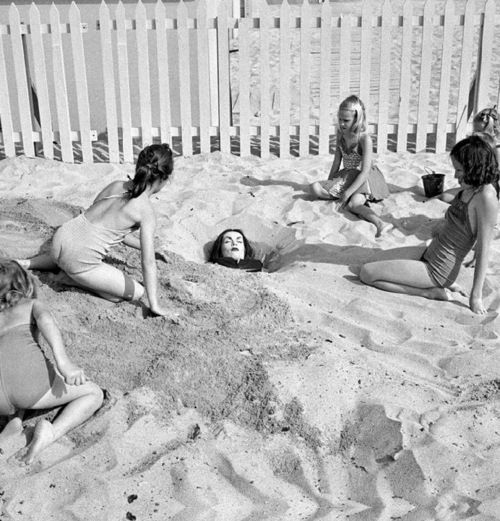 horrorandhalloween:Vampira at the beach