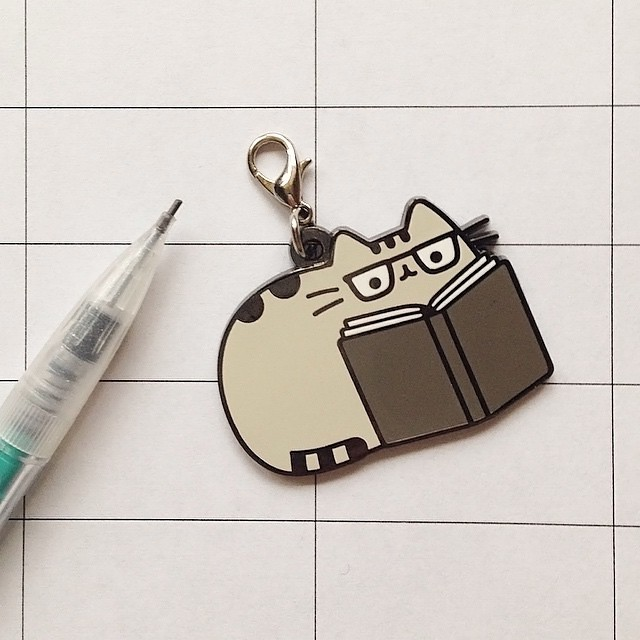 pusheen holding cookie