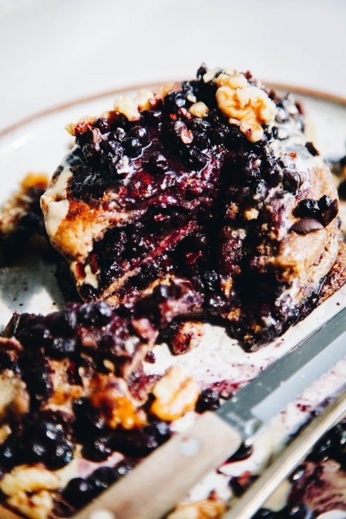 sweetoothgirl:QUICK VEGAN PANCAKES with BLUEBERRY SAUCE