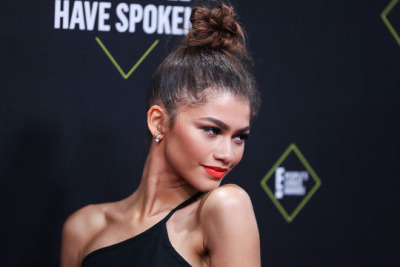 ZENDAYA COLEMAN 45th Annual E! People’s Choice Awards in Santa Monica California