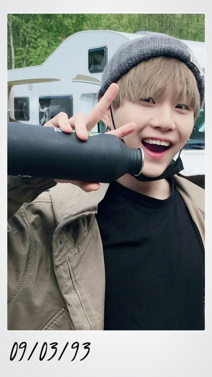 pumpkinspicedlattae:Simple Polaroid Suga lockscreensPlz like...