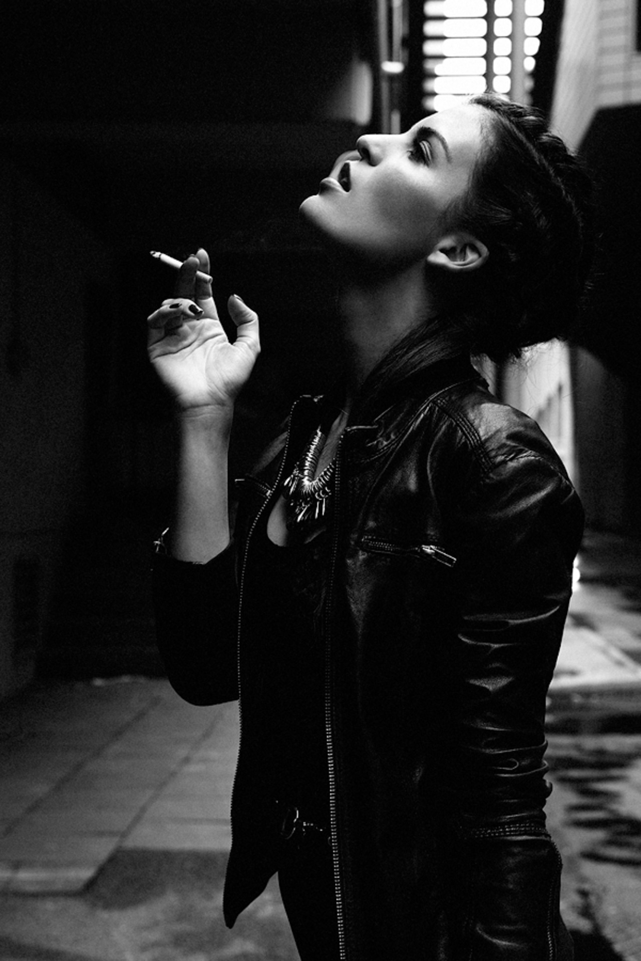 Дерзость люди. Дерзкая девушка. Девушка с сигаретой. Дерзкая фотосессия. Стервозная женщина.