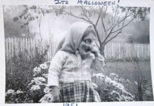 vintageeveryday:42 vintage snapshots of freaky halloween...