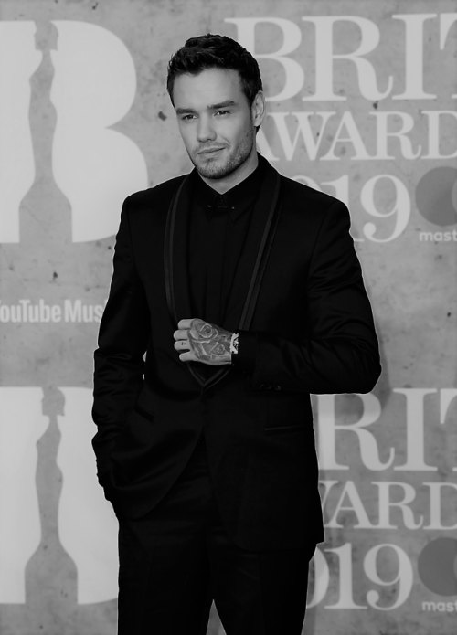 liam-93-productions:Liam at the BRIT Awards red carpet (x)