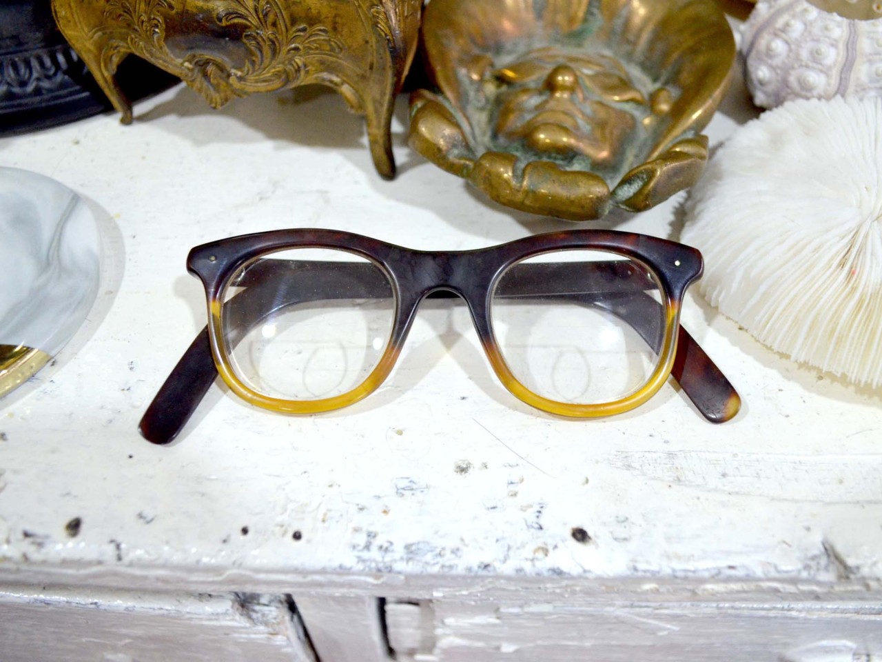 Old tortoiseshell small frame Wenqing glasses natural Japanese high-end second-hand medieval jewelry - Shop Mr.Travel Antique shop Brooches - Pinkoi