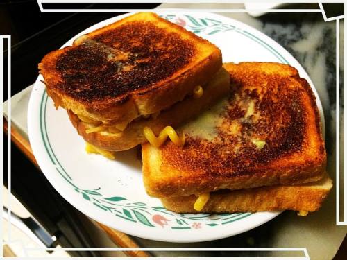 Mac n cheese grilled #grilledmacncheese #grilledcheese...