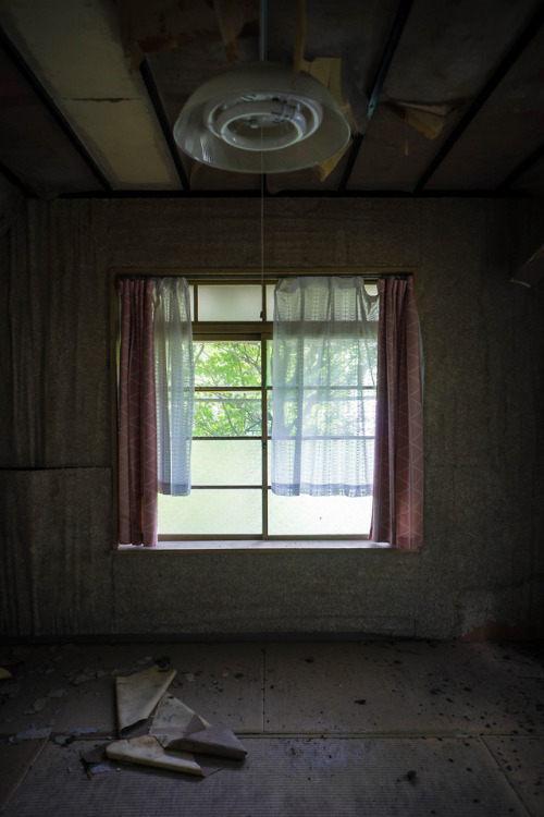 elugraphy:タイル風呂の旅館Abandoned old inn with tile bath.