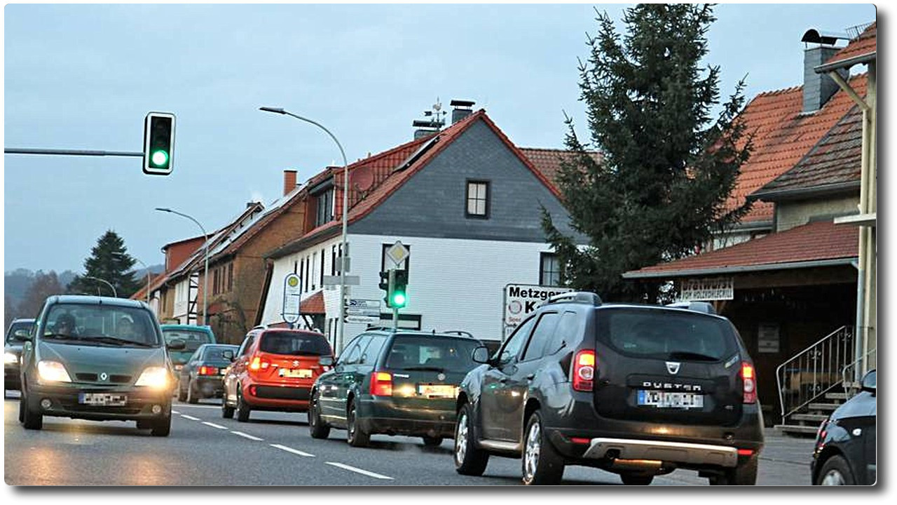 Ortsdurchfahrt in Wartenberg: Die Umgehungsstraßenbefürworter freuen sich über klare Bekenntnisse der Landtagskandidaten. Archivfoto: Stoepler