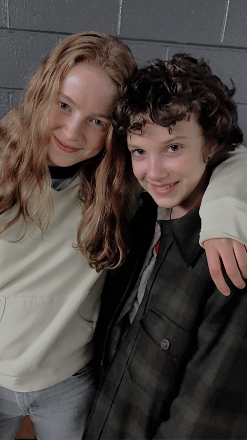 lockscreens - millie bobby brown and sadie sink lockscreens...