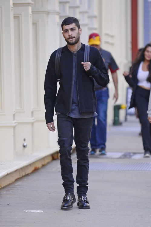 fyeahzaynjmalik:Zayn out and about in NYC - 09/30 (credit)