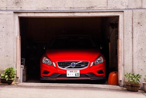 Volvo S60 R-Design with Japanese ろ–60 plate