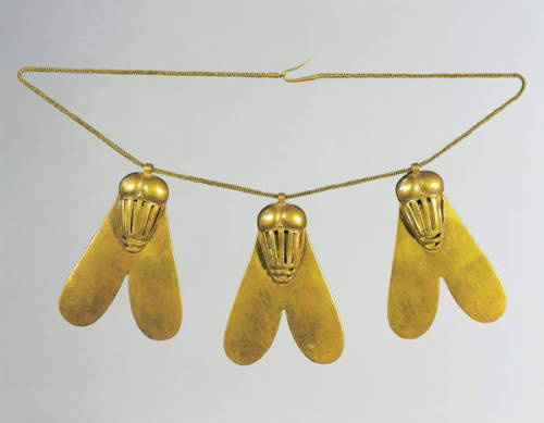 Golden Flies of Queen Ahhotep INecklace of Queen Ahhotep I, or Iah (“peace of the moon”), the mother of Ahmose I. The fly symbolized tenacity, this ceremonial necklace given as award for valor in battle. This necklace, with three pendants in the form...