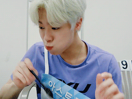 only-aroha-would-know:â asterocky:â*nothing but nomming noises for 3 minutes 43 seconds straight*âAnd Moon Bin struggling with the âsmallâ spoon.â