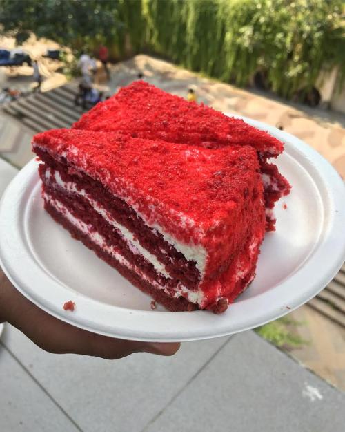 foodmyheart:Red velvet cheese cake[OC][1575X4275]Source:...