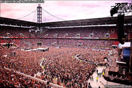 Live Review: Bon Jovi on a gigantic stage – BonJovi.com