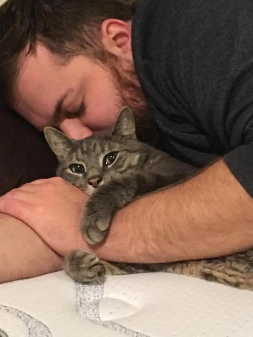 awwww-cute:My brother was away for a month. His kitty missed...